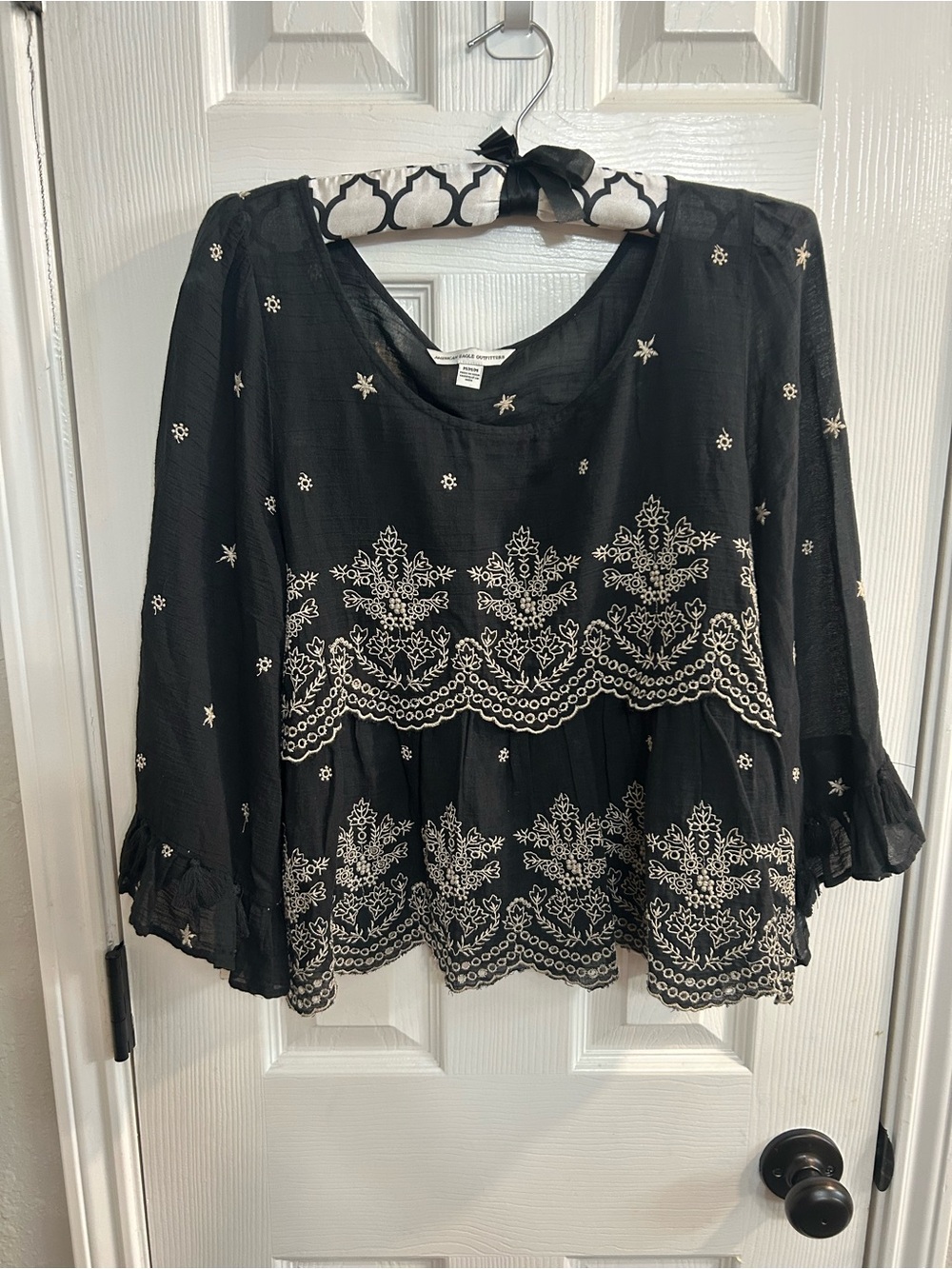 American Eagle Outfitters Women's Floral black Embroidered Ruffle Blouse Sz M